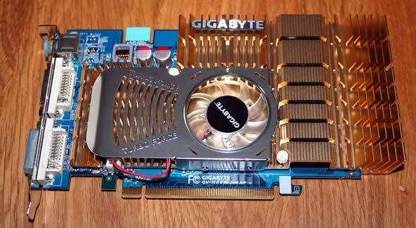 In the heatsink there is a small fan. On all the connectors Gigabyte has put a blue cover. I'm not sure how necessary this really is but it is a nice touch.